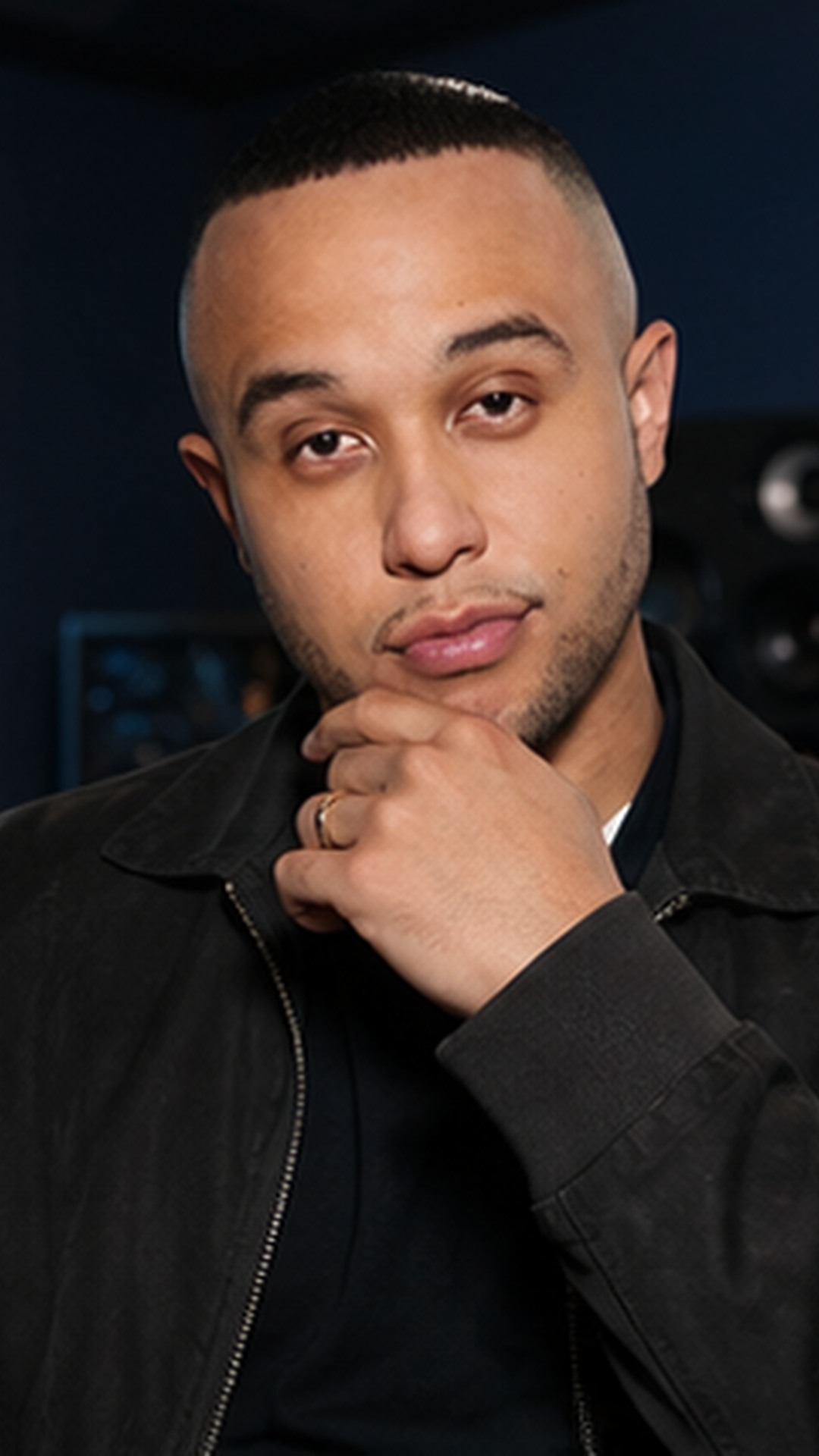 Разпознаваем AI образ на Jax Jones в оригинално неутрално музикално студио