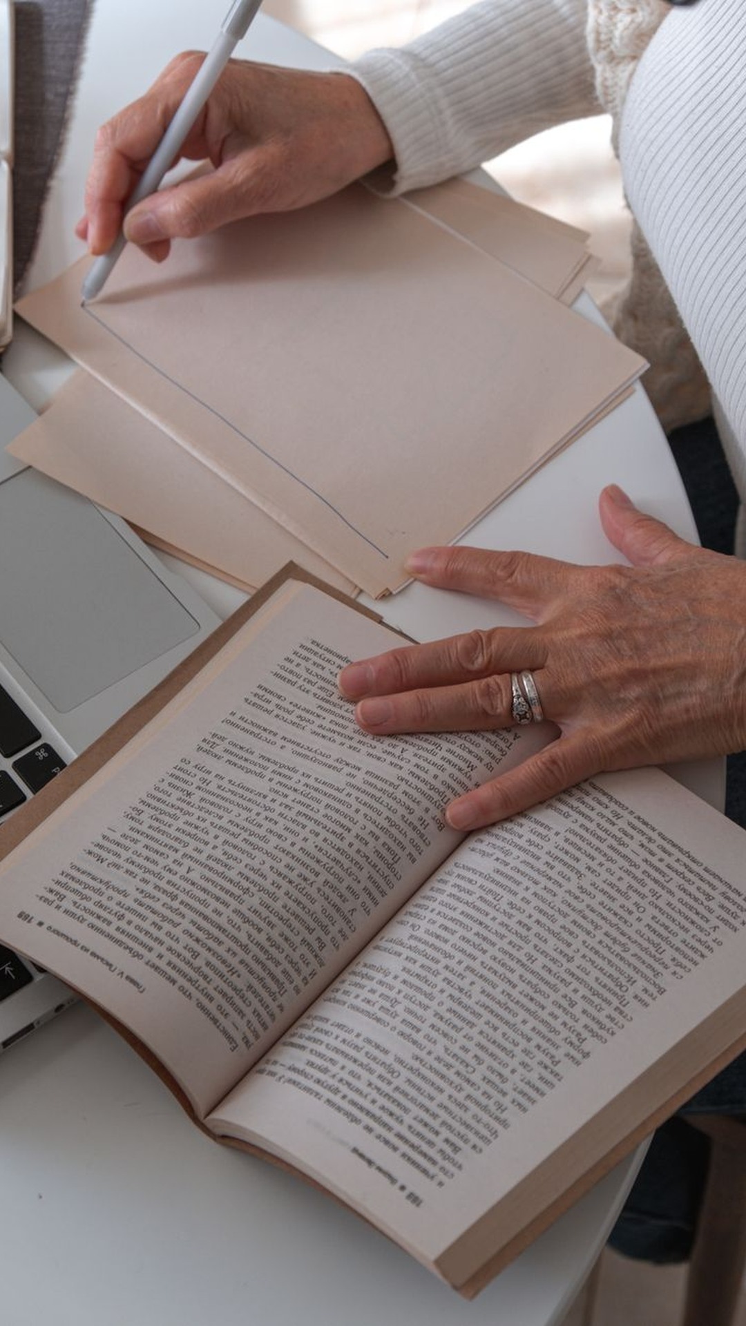 Писателско бюро, книги и ръкописи без разпознаваем човек – илюстративен кадър към „Емил Андреев на 70“.